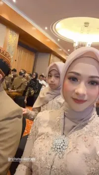 Foto Poppy Bunga di Pernikahan Glenca Chysara Sang Keponakan, Cantiknya Seperti Pengantin