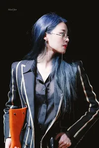 Foto Cantik Seolhyun AOA Ala Pemburu dengan Senapan