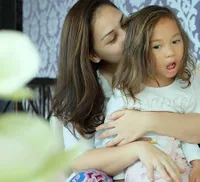 FOTO: Cantiknya Nala, Putri Kecil Mona Ratuliu Yang Berwajah Bule