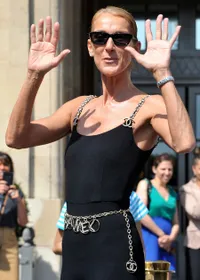 FOTO Celine Dion di Paris Fashion Week, Tetap Stylish Meski Kurus