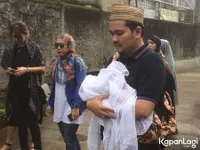 FOTO Cerita Kronologi Anak Indra Bekti Lahir Prematur & Meninggal
