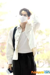 Foto Cha Eun Woo dari Bandara Incheon Hingga Tiba di Indonesia, Selfie di Pesawat Bikin Hati Deg-Degan