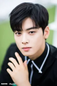 Foto Cha Eun Woo dengan Berbagai Model dan Warna Rambut, dari Pink Hingga Wig Panjang Ala Cewek
