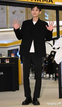Foto Chanyeol EXO Tampil di Event Pertama Setelah Wamil, Terlalu Menjulang Sampai Sundul dan Bikin Fans Ragu Tingginya Cuma 185 Cm