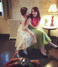 FOTO: Chelsea Islan & Millane Fernandez Bergaya Vintage Elegan