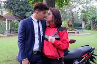 FOTO: Chelsea Olivia Jadi Tukang Ojek, Glenn Alinskie Makin Cinta