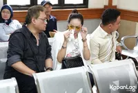 FOTO: Cinta Ratu Akui Bingung Tentang Isi Surat Cerai Roby Geisha