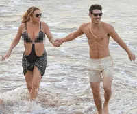 FOTO: Cium Bibir-Gendong, Mariah Carey Mesra Dengan Pacar Baru