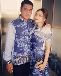 FOTO: Cium Bibir - Peluk, Teuku Rafli & Istri Mesra Bak Pacaran