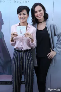 FOTO: Ciuman Bangga Sophia Latjuba Buat Eva Celia, Duo Cantik!