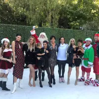 FOTO Cuaca Panas Menyengat, Keluarga Kardashian Asyik Ice Skating