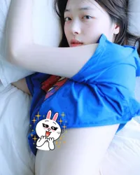 FOTO: Cute & Sensual, Choi Sulli Umbar Bagian Pribadi di Ranjang