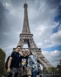 Foto Darius Sinathrya dan Donna Agnesia di Prancis, Antar Anak Sekolah Bola Tapi Serasa Honeymoon