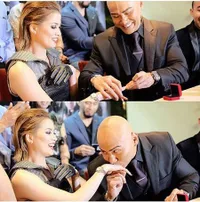 FOTO: Deddy Corbuzier Pasang Cincin di Jari Manis Chika Jessica