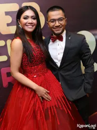 FOTO: Denada dan Ihsan Tampil Serasi di Seleb On News Awards 2017