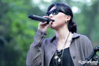 FOTO: Dengan Kacamata Hitam Kece, Isyana Sarasvati Pukau Penonton