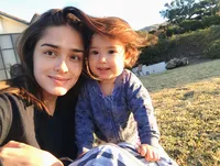 FOTO Dengan Suami, Yasmine Wildblood Ajak Seraphina ke Disneyland
