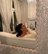 FOTO: Deretan Penampilan Kendall Jenner Pakai Baju Hijau Neon