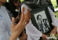 FOTO: Deretan Selebriti Tanah Air Hadir di Pemakaman Deddy Sutomo