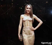 FOTO Detail Gaun & Penampilan Cinta Laura di Nikahan Raditya Dika