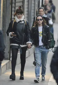 FOTO: Detik-Detik Kristen Stewart Go Publik Cium Pacar Wanitanya