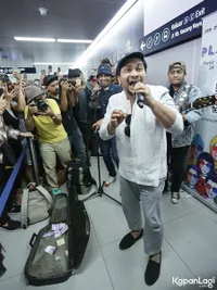 FOTO: Detik-Detik Tompi Lerai Emak-Emak Senggol Bacok, Kocak!
