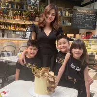 Foto Dhena Devanka Bersama Tiga Anak Menciptakan Kebahagiaan Tanpa Jonathan Frizzy, Rayakan Ulang Tahun Sampai Ziarah