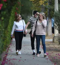 FOTO: Di Depan 'Camer', Brooklyn Beckham Cium Kening Chloe Moretz