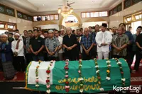 FOTO: Di Rumah Duka, Istri Oon Project Pop Berlinang Air Mata