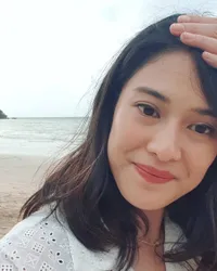 Foto Dian Sastro di Bali, Nikmati Sunset Terakhir di 2018