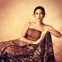 Foto Dian Sastro Pakai Kain Batik di 'Hari Batik', Sederhana Tapi Stunning Abis!