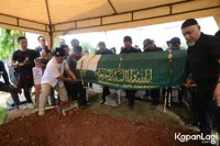 FOTO: Didampingi Viona, Eko Patrio Tegar di Pemakaman Ibunda