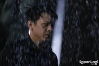 FOTO: Diguyur Hujan, Ariel Jadi Model Video Klip Single Baru NOAH