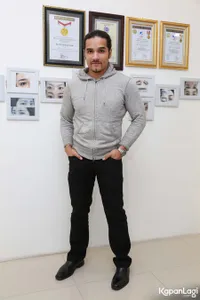 FOTO: Dikenal Misterius, Romy Rafael Temani Sang Istri Sulam Alis