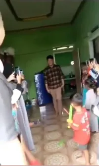 Foto Dimas Anggara Numpang ke Kamar Mandi Warga, Bikin Heboh Ibu-Ibu