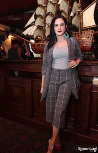 FOTO: Ditemani Dhani, Mulan Jameela Santai Tanggapi Sindiran Maia