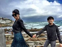 FOTO: Ditemani Putranya, Farah Quinn Jelajahi Keeksotisan Afrika