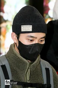 Foto D.O. EXO di Bandara Habis Pulang Liburan dari Jepang Bareng Sahabat, Tak Pakai Kacamata Lagi Setelah Operasi Lasik