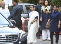 FOTO: Doa Untuk Mendiang Ayah Rani Mukherjee, Kajol Datang