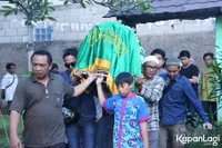 FOTO: Duka Komeng, Terduduk Pilu di Samping Makam Caca Sang Putri