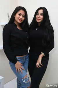 FOTO: Duo Serigala Disuntik Botox Oleh Seorang Dokter Ganteng