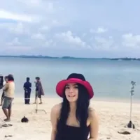 FOTO: Eksotis! Angel Karamoy Pamer Kulit Mulus di Pulau Lengkuas