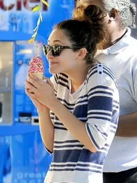 FOTO: Ekspresi Kocak Artis Hollywood Saat Asyik Makan Es Krim