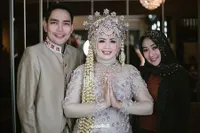 FOTO: Elly Sugigi Pemotretan Pengantin Bareng Brondong Ganteng, Pacar Baru?