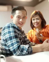 FOTO: Elly Sugigi Yang Semakin Mesra Bareng Pria Lebih Muda Ini