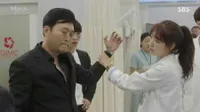 FOTO: Episode Pertama 'Doctors', Park Shin Hye Cewek SMA Brutal