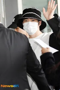 Foto EXO Berdelapan Lagi di Airport Setelah Bertahun-Tahun, Ada yang Salfok Sama Kemeja Kusut Sehun