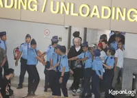 Foto EXO di Bandara Soekarno-Hatta, Lambai Tangan ke Fans di Antara Ketatnya Security