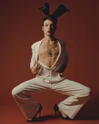 FOTO: Ezra Miller Jadi Model Playboy, Gaya Genitnya Bikin Gemas!
