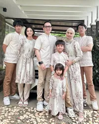 Foto Fadli Akhmad Bareng Lima Anaknya, Ada Zee JKT48 dan Kembaran - Sekeluarga Visual Semua